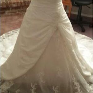 Brand New Elegant White Lace Wedding Dress
